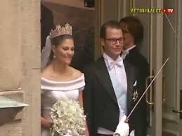 Последние твиты от valentina victoria (@oysterstyle). Schwedische Konigliche Hochzeit Von Kronprinzessin Victoria Und Daniel Der Kuss The Kiss Youtube