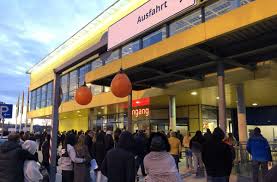 Explore our full range of products from sofas, beds, dinning tables and even office furniture. Systemausfall Hunderte Kunden Stehen In Der Kalte Riesenchaos Vor Dem Ludwigsburger Ikea Haus Landkreis Ludwigsburg Stuttgarter Zeitung