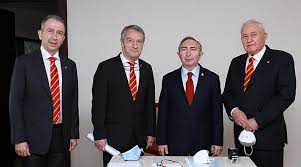 Son dakika metin öztürk haberleri ve metin öztürk haberleri ile ilgili tüm sıcak gelişmeleri sayfamızdan takip edebilirsiniz. Metin Ozturk Galatasaray Baskanligina Adaylik Dosyasini Teslim Etti