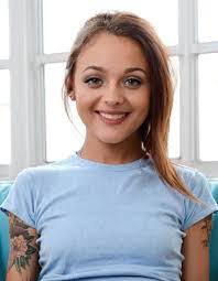 Holly Hendrix's Instagram, Twitter & Facebook