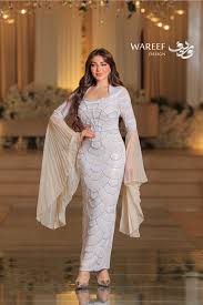 ‫فستان سهرة بيج ضيّق بأكمام طويلة واسعة تطريز يدوي فاخر - Wareef Fashion‬‎