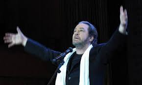 Τα βήματα του πατέρα του ακολουθεί ο νικόλας βαρθακούρης. Giannhs Parios To Binteo Poy Dhmosieyse O Gios Toy Me Ton Tragoydisth Na Psareyei