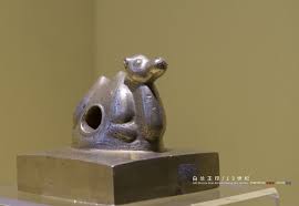 13世纪白兰王印西藏博物馆藏13th century gilt brozne seal bai lan wang inscription tibet musuem 铜质鎏金蹲踞式双峰骆驼钮据汉官仪记载驼钮为诸侯王级所用白兰王为 chinese bronze antiques lion sculpture