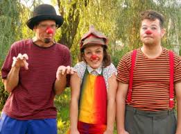 Todos y cada uno deberán pasar al ritmo de la música por debajo una barra o cinta —o incluso del palo de la. Algunos Juegos Que Hacen Los Payasos En Las Fiestas Infantiles