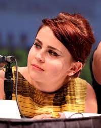 Mae Whitman I Want Her Ear Piercings So Bad Mae Whitman Whitman Haircut And Color