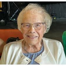 Lilian Holmes's Instagram, Twitter & Facebook