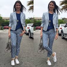 Calça Estampada Preta E Branca Como Usar Look Com Calca Estampada Azul Blusa Jeans Blazer Azul Claro E Tenis Converse Branco Looks Moda Look Com Calca