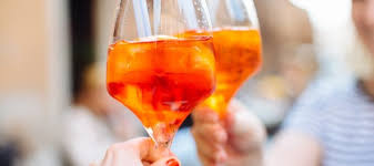 Il classico aperitivo italiano.aperolprosecco docgacqua gasatafetta d'. Il New York Times Stronca Lo Spritz E In Rete C E La Rivolta