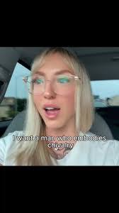 Linda Hatch's Instagram, Twitter & Facebook