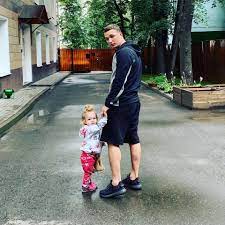 Поначалу парень жил у своего армейского друга. Edvard Bil Biografiya Prankera Kto Ego Zhena Ili Devushka Roditeli Skolko Let