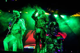 Manson's heyday of rolling in the dough was in the 90s after trent reznor discovered marilyn manson & the spooky kids. Rob Zombie Marilyn Manson Live Up To Twins Of Evil Billing