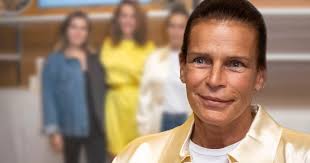 Erst machte die älteste tochter von. Stephanie Von Monaco In Jeans T Shirt Ist Sie Der Hammer Aber Ihre Tasche Bunte De