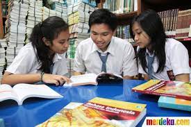 Siapa yang membaca buku sebagai genggaman? Foto Buku Pelajaran Kurikulum 2013 Siap Digunakan Seluruh Sekolah Merdeka Com
