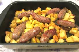 La salsiccia con patate al forno è un piatto rustico e succulento che si prepara in poco tempo. Salsiccia Con Patate Al Forno Blog Di Max3cocco