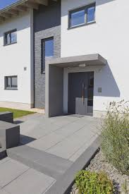 Uberdachter Hauseingang Als Sonderfertigung Von Uns Moderne Losung Und Tolle Alternative Zu Glasvordachern Dieser Erste Eindruck De Haus Baustil Fassade Haus