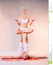 Savesave 84 yoga asanas all in one for later. Schone Sportliche Frau Und Mann In Der Weissen Kleidung Die Zusammen Yoga Asanas Tut Stockfoto Bild Von Leute Ausbilder 111516956