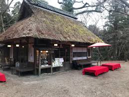 奈良公園内の中でも若草山・春日山に非常に近い位置にある水谷茶屋。周辺は山麓らしくうっそうとした森が一面に広がっており、茶屋のある木陰は昼間でも薄暗くなっています。 日差しに照らされる茅葺き屋根は大変美しく、奈良市近辺では複数の茅葺き建築が保存されている「大和民俗公園」くらいでしか見ることが出来ないような風情を味わうことができます。 美しい「風景」ばかりクローズアップされがちな水谷茶屋ですが、その本来の役割は「茶屋」そのものであり、夏はかき氷、冬はぜんざいといった和の「スイーツ」を気軽にお楽しみいただけるお店になっています。 紅葉シーズンには、一面に降り積もった落ち葉が木漏れ日に照らされて光り輝く様子は実に美しい風景を生み出します。なお、周辺は基本的に薄暗くなっているため、「観光ポスター」に登場するような「圧巻の紅葉」を写真におさめるには時間や光の加減等、やや撮影上のコツが必要となっています。 次項では、交通アクセスについてご案内致します。 ã‚¯ãƒƒã‚¯ãƒ‰ã‚¢ æ°´è°·èŒ¶å±‹ å¥ˆè‰¯çœŒ