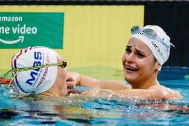 Kaylee rochelle mckeown is an australian swimmer and olympic gold medalist, winning the 100 meter backstroke at the 2020 summer games staged. Australia S Kaylee Mckeown Smashes Women S 100m Backstroke World Record Swimming News The Wall Fyi