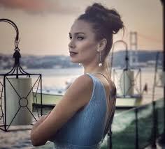 Çok mutlu olan polen emre, sevgilisine evet yanıtını verdi. Erkenci Kus Oyunculari Kadrosu Ve Karakterleri Dizi Seti