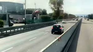 Tuttavia, affermare il vero in un mondo governato dalla menzogna è altrettanto pericoloso che andare in autostrada contromano. 621hcuz4qlpbpm