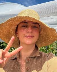 Hi! Hello! I'm Annie, the face behind Shortacre Farm. I'm a plant-obsessed  grower first and foremost, still finding my feet as a baby florist.  Learning new skills, sharing ideas, and being part