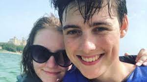 Find more italian words at wordhippo.com! Youtuber Com Mais De 1 Milhao De Inscritos Morre Aos 19 Anos Istoe Independente