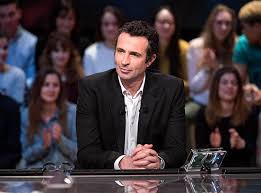 Elle chante une belle chanson française. Portrait Brigitte Boreale La Chroniqueuse Transgrenre Du Grand Journal Vsd