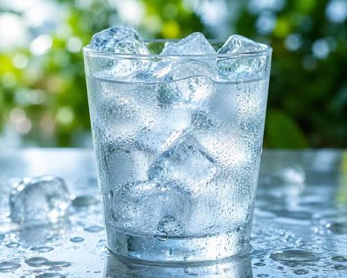 Nắng nóng 40 độ, uống nước đá liên tục có thực sự giúp giải nhiệt?