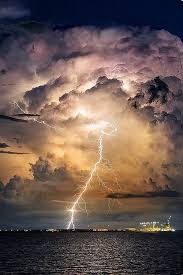 Ijeszto Kepek Ilyen Amikor A Termeszet Haragszik Lotusz Clouds Wild Weather Lightning Storm