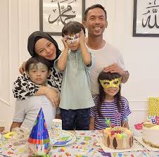 Menurutnya, shuib atau nama sebenarnya shahmira muhamad juga telah selesai merakam keterangan pada hari yang sama. Hanya Ada Rm500 Dalam Akaun Bank Siti Sarah Dedah Pernah Hidup Susah Dengan Shuib Nota Kata