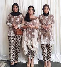 Kebaya brokat muslim modern memiliki model yang sangat anggun dan bisa dibilang memiliki kesan yang glamour. 40 Model Kebaya Muslim Yang Stylish Dan Trendi Untuk Kondangan Updated 2021 Bukareview
