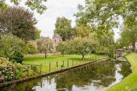 Unsere dienstleistungen im bereich zahnimplantate. Stadtpark Mit Historischen Stadtmauer Kanal Und Baume In Der Stadt Hattem Niederlande Lizenzfreie Fotos Bilder Und Stock Fotografie Image 28517694