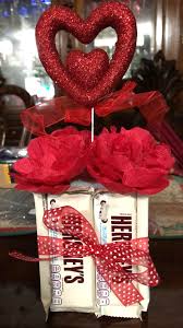 Como Hacer Regalos Para El Dia De La Madre Para Vender Detalle Chocolate Hershey S Con Flores De Papel Crepe Y Corazon Diamantina Hacer Cajas De Regalo Manualidades Regalos Para San Valentin