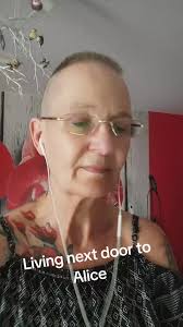 Sängerin Ursula: Living Next Door to Alice