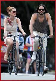 russell brand katy perry 自転車に乗る ふたり ポーズ 自転車