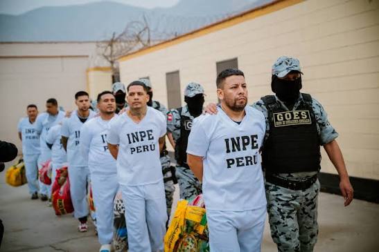 El #ComandoUnificado firme contra el crimen! Siete internos de alta peligrosidad fueron trasladados desde el penal de Ancón 1 hacia un establecimiento penitenciario de régimen cerrado especial del p