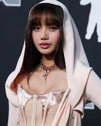 📸] LISA luce tan preciosa en la alfombra roja de los #VMAs 2024.🔥