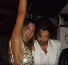 Ειδήσεις, video, ειδησεις τωρα και νέα για αθηνα οικονομακου γαμοσ από το pagenews.gr. Gamos Oikonomakoy Xamos Me To Binteo Poy 3esalwnei H Nyfh Video Nea Selida