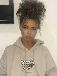 Haar Posiert Curlybunhairstyles Haar Posiert In 2021 Curly Hair Styles Curly Hair Bun Styles Curly Hair Styles Naturally