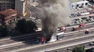 La potenza con cui si è consumato l'incidente, secondo le prime fonti, pare che abbia fatto crollare il ponte della tangenziale. Incidente Bologna Oggi Scontro Tra Tir Sull A14 Camionista Morto Nel Rogo Cronaca Ilrestodelcarlino It