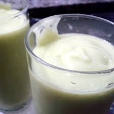 A fruta também tem uma alta concentração de vitaminas a, b, c, k e e, além de minerais como cálcio, ferro, potássio, manganês, fósforo, sódio e. Receita Vitamina De Abacate Vegana Sem Leite Soja Meu Mundo Aplv