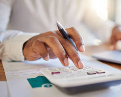 계산기와 돈, 그래프 이미지를 활용한 재정 관리 이미지 이미지