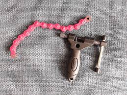 Aus Einer Alten Fahrradkette Ein Kettenglied Herauslosen Dazu Brauchst Du Einen Kettennieter Und Fingerspitzengefuhl Denn Fahrradkette Fahrrad Wolle Kaufen