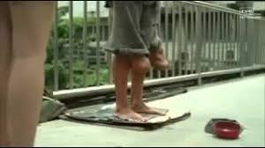 شاهد بالفيديو حيلة فتاه تكشف متسول يدعي فقدان ساقيه