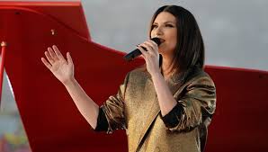 Laura pausini es una de las cantantes italianas más universales gracias, sobre todo, a su notable éxito entre el público latino. Oscar 2021 Laura Pausini L Esibizione Sulla Terrazza Dell Academy Museum La Repubblica