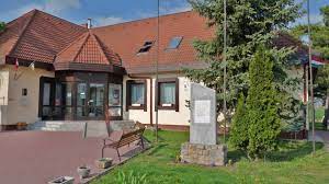 Küngös yerel bir müzeye, bir kaleye ve bir şapele (kilise) sahiptir. Kungos Mapio Net