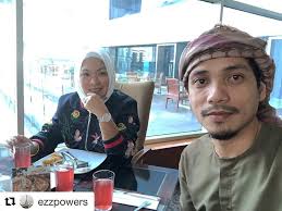 Mark adam berpegangan tangan dengan lelaki group haram. Masya Allah Cantiknya Bertudung Selepas Pulang Tunai Umrah Isteri Mark Adam Kekal Berhijab Berita Steady