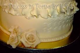 Ebbene si!!mi sono lanciata ho creato per la mamma di una mia cara amica una torta a due piani per il suo anniversario di matrimonio , ben 50 anni!!! Torta 50 Anni Di Matrimonio A 3 Piani In Stile Wedding Decorata In Pasta Di Zucchero