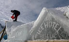 The hotel of ice from fagaras mountains, romania is the only one in eastern europe, being built every year from massif ice blocks taken from the balea lake. Cum Se Construieste Hotelul De GheaÅ£Ä De La Balea Lac Epoch Times Romania