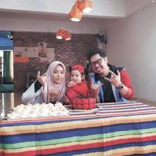 Tidak mahu para peminat terus membuat spekulasi sendiri, ally iskandar hari ini telah membuat pengesahan tentang berita tersebut menerusi akaun facebooknya. Video Wahh Bestnya Boleh Tumpang Belajar Cakap Korea Anak Farah Lee Dan Ally Iskandar Cakap Korea Tarik Perhatian Netizen Soya Lemon